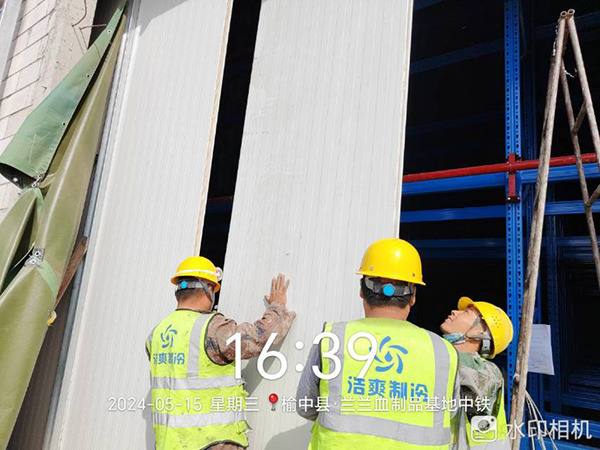 圖為浩爽工人正在切割庫(kù)板 圖為高架庫(kù)預(yù)留門(mén)口安裝封板