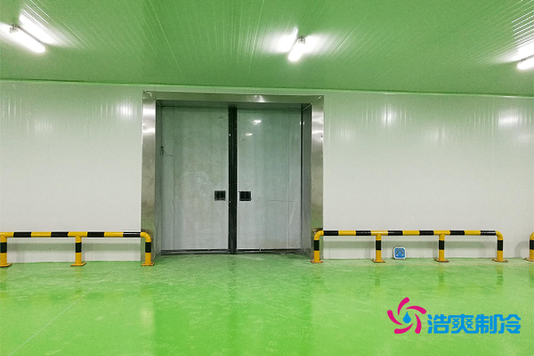 圖示:可口可樂(lè)飲料冷庫(kù)實(shí)拍一角